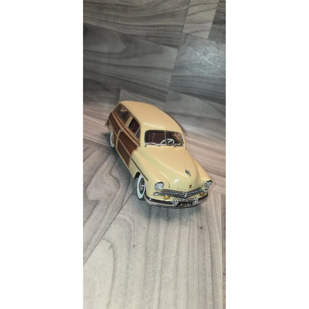 Danbury Mint 1:24 Scale 1949 Mercury Station Wagon Diecast Model Car